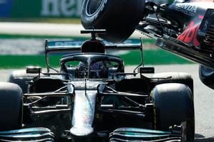 El piloto de Red Bull Max Verstappen del coche de Fórmula 1 de los Países Bajos sobrevuela al piloto de Mercedes Lewis Hamilton del coche de Gran Bretaña durante el Gran Premio de Fórmula Uno de Italia, en el hipódromo de Monza, en Monza, Italia, el 12 de septiembre de 2021. Foto AP / Luca Bruno)