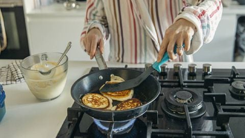 Expertos señalan que alimentos con grasas saturadas no son recomendados para consumir en el desayuno. Foto: Getty images.