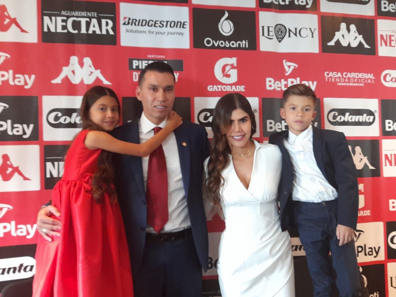 Leandro Castellanos y familia. El arquero de Santa Fe anunció su retiro del fútbol.