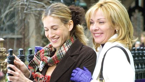 Sarah Jessica Parker and Kim Cattral during Filming "Sex and the City" on March 15, 2001 at Streets of New York in New York City, New York, United States. (Photo by Tom Kingston/WireImage)