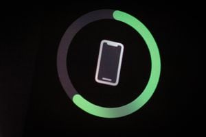 El widget indicador de batería del iPhone de Apple se ve en la pantalla de inicio de un iPhone en Varsovia, Polonia, el 3 de marzo de 2021. (Foto de Jaap Arriens/NurPhoto vía Getty Images).