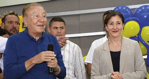  Poco antes de la primera vuelta en las elecciones presidenciales, el ingeniero Hernández recibió numerosos apoyos, como el de su anterior contrincante Ingrid Betancourt.