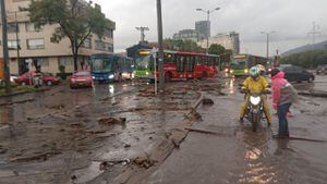 La calle 106 con carrera séptima, en Bogotá, luego del aguacero de este 12 de noviembre