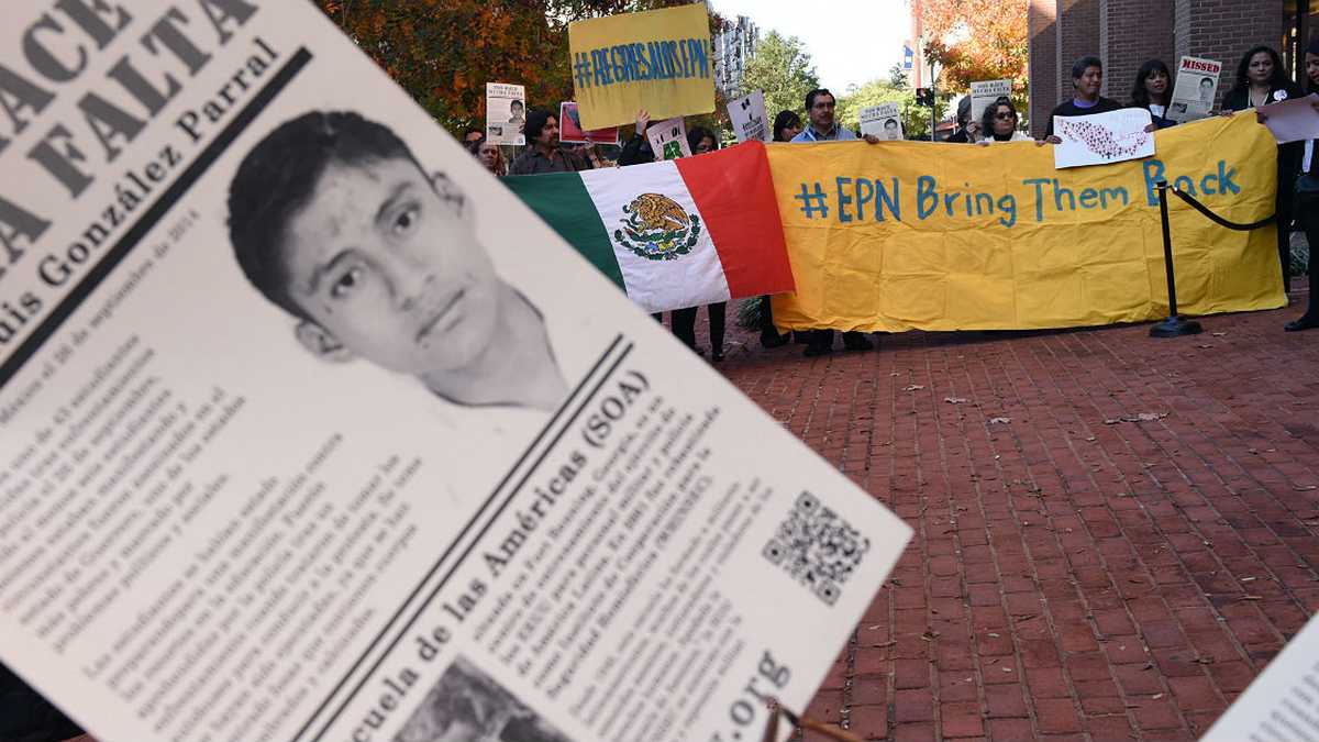Un grupo de manifestantes abuchea a la delegación del Gobierno de México que acudió a la Comisión Interamericana de Derechos Humanos (CIDH) para explicar su Programa Nacional de Derechos Humanos. 