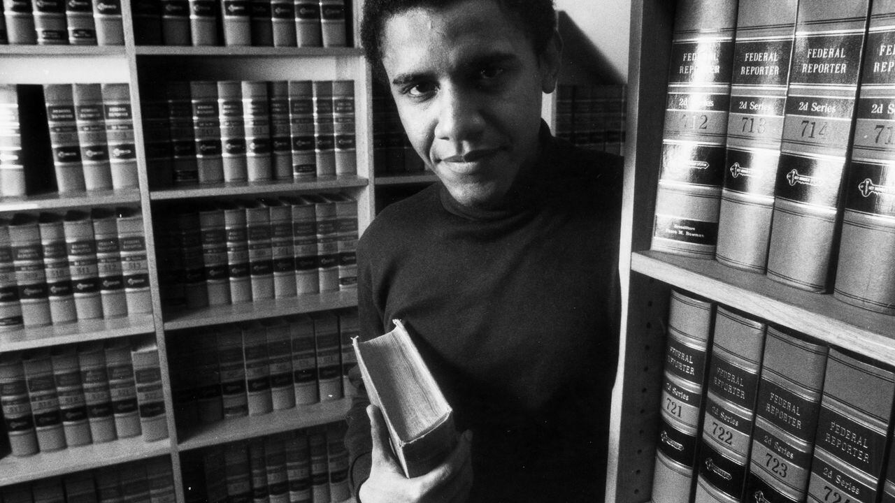 Barack Obama posa en la oficina de The Harvard Law Review el lunes 5 de febrero de 1990, luego de ser nombrado presidente de The Harvard Law Review.