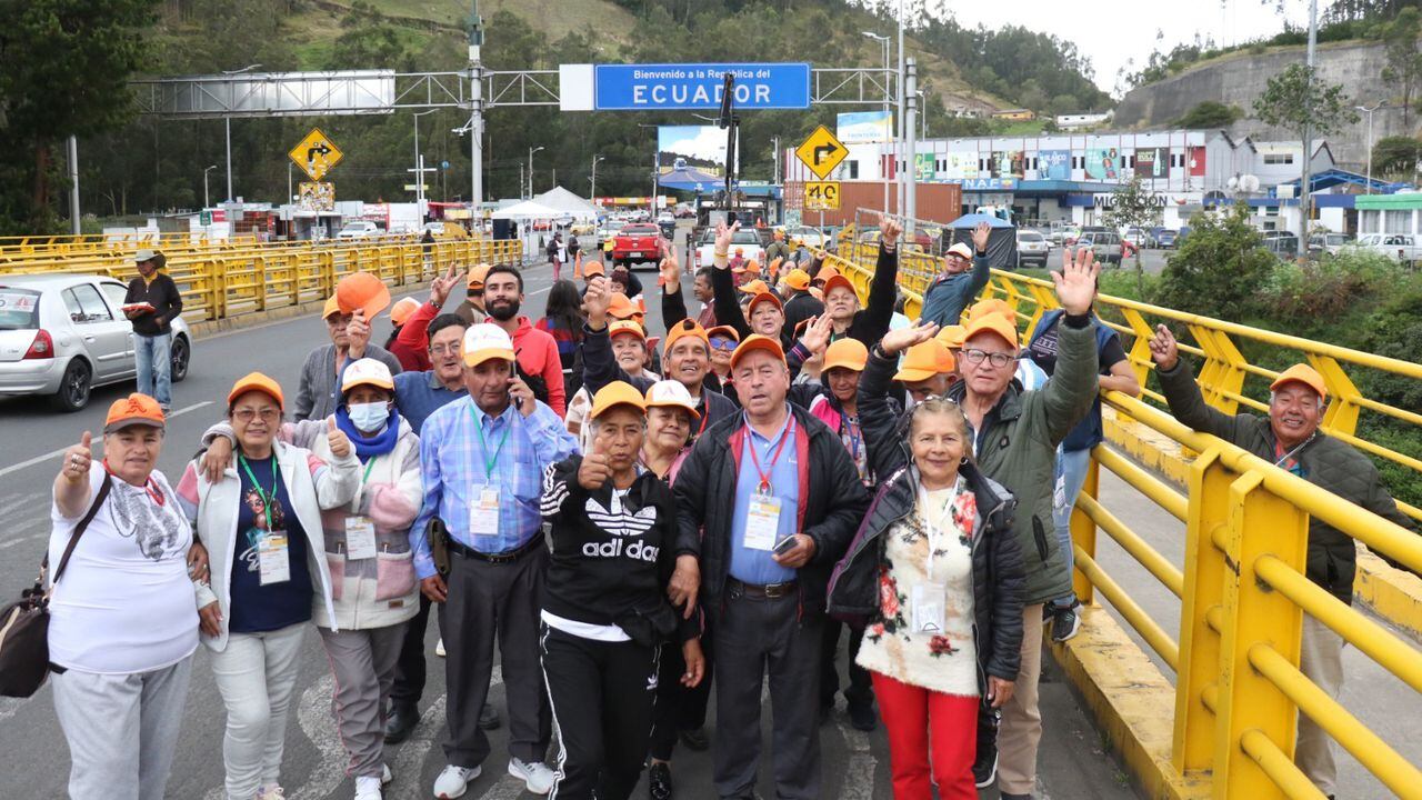 Adultos mayores de Tocancipá cruzan la frontera de Colombia y Ecuador.