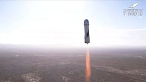 El cohete New Shepard de Blue Origin despega en la misión NS-18 que transporta al actor de "Star Trek" William Shatner y otros 3 pasajeros para un vuelo suborbital cerca de Van Horn, Texas, EE. UU. En una imagen fija del video del 13 de octubre de 2021. Blue Origin / Folleto a través de REUTERS.