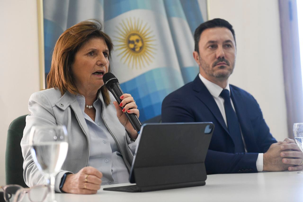 La excandidata presidencial Patricia Bullrich, que quedó tercera en las elecciones del fin de semana anterior, da una conferencia de prensa junto a su excompañero de fórmula Luis Petri en Buenos Aires, Argentina