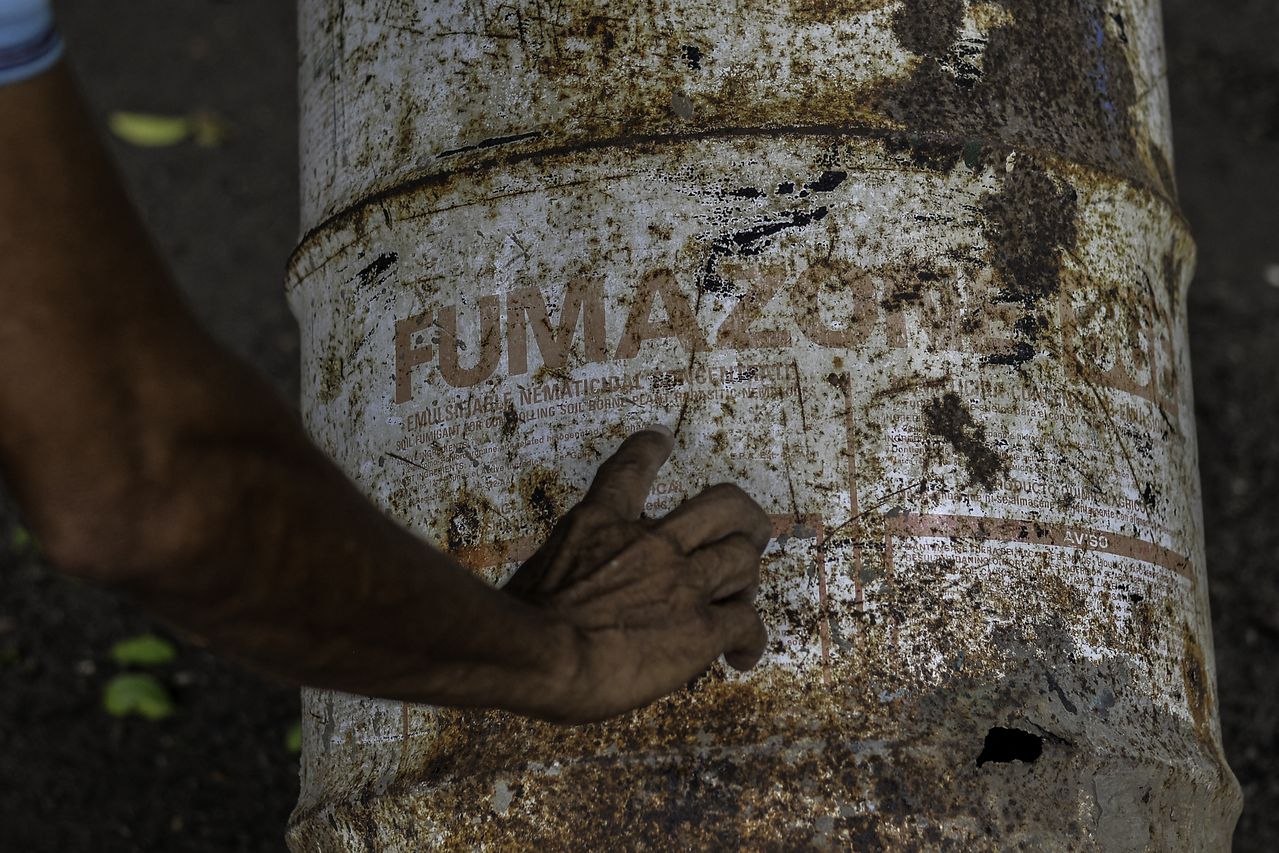 El nicaragüense Pedro Fletes, afectado por el químico Nemagón, muestra uno de los barriles que contenían el pesticida, en Chinandega, Nicaragua, el 10 de mayo de 2022.
