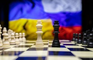 Guerra entre Rusia y Ucrania, imagen conceptual usando tablero de ajedrez, piezas y banderas nacionales en el fondo