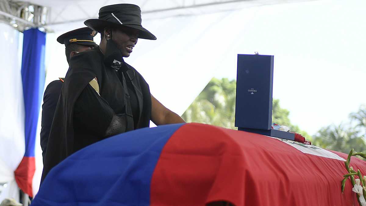 Martine Moïse, viuda del presidente haitiano asesinado Jovenel Moïse, llora junto al féretro durante el funeral el viernes 23 de julio de 2021 en la finca familiar en Cabo Haitiano, Haití. (AP Foto/Matías Delacroix)