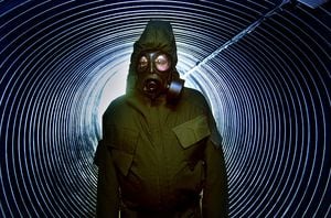 Un hombre vestido con un traje de protección biológica nuclear se encuentra en la entrada de un búnker de comando nuclear del Reino Unido. (Photo by Sion Touhig/Getty Images)