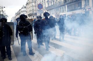 La policía antidisturbios francesa CRS toma posición en medio de gases lacrimógenos durante los enfrentamientos en una manifestación como parte del 12º día de huelgas y protestas nacionales contra la reforma de pensiones del gobierno francés
