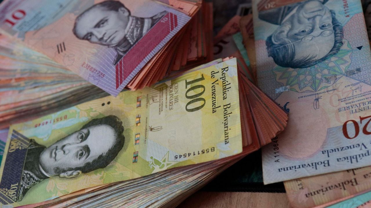 El bolívar está devaluado y la hiperinflación ha aumentado exponencialmente el costo de vida en Venezuela.