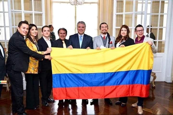 Carlos Enrique Sánchez junto al ex-presidente Iván Duque y otros profesores nominados al Global Teacher Prize.