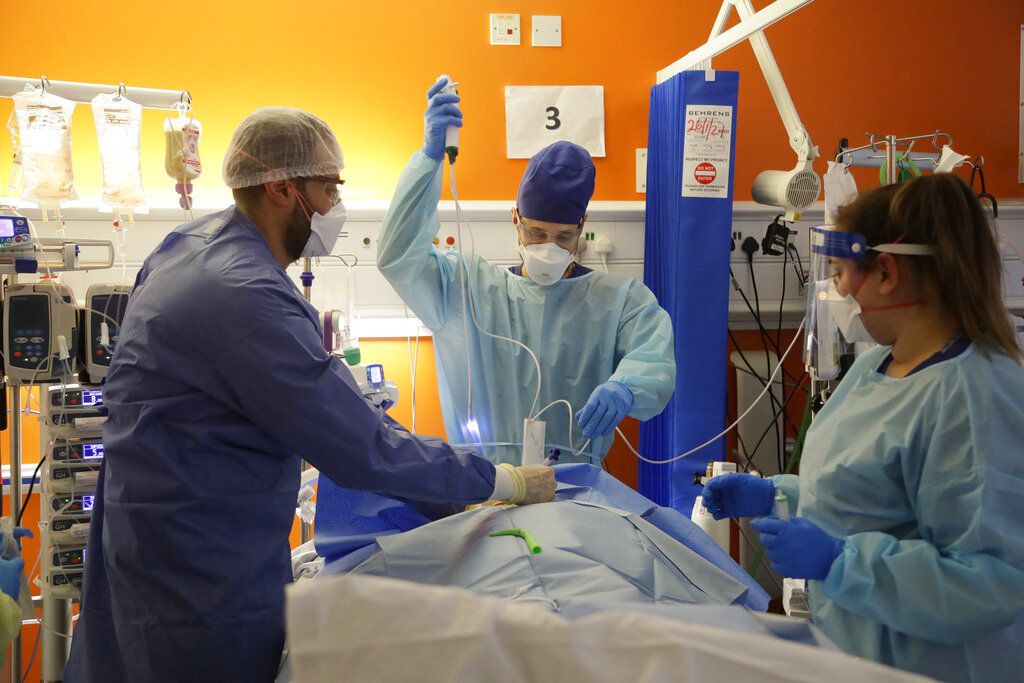 Médicos del King's College Hospital, en Londres, realizan un procedimiento para un paciente con covid-19.