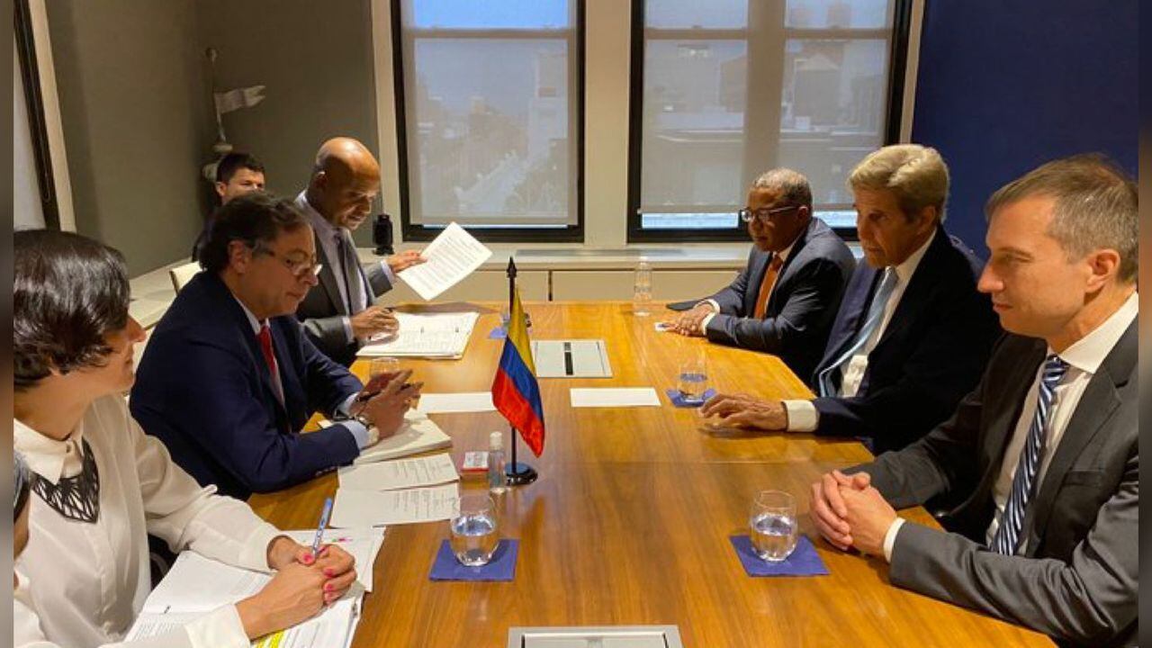 El presidente Gustavo Petro y el embajador Luis Gilberto Murillo, estuvieron reunidos con John Kerry en Estados Unidos.