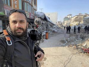 En esta fotografía proporcionada por Reuters, Issam Abdallah, camarógrafo de la agencia de noticias, posa para una fotografía mientras trabajaba en Maras, Turquía, el 11 de febrero de 2023. (Issam Abdallah/Reuters via AP)