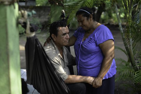 El nicaragüense Luis Gómez (izquierda) y su esposa Idalia Paz, ambos afectados por el químico Nemagón, reaccionan luego de conocer el veredicto de un tribunal francés sobre el pesticida, en su casa en Chinandega, Nicaragua, el 11 de mayo de 2022.