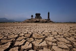 Una vista de las pagodas en la isla de Louxingdun que generalmente permanecen parcialmente sumergidas bajo el agua del lago Poyang, que enfrenta niveles bajos de agua debido a una sequía regional en Lushan, provincia de Jiangxi, China, 24 de agosto de 2022. Foto REUTERS/Thomas Peter 