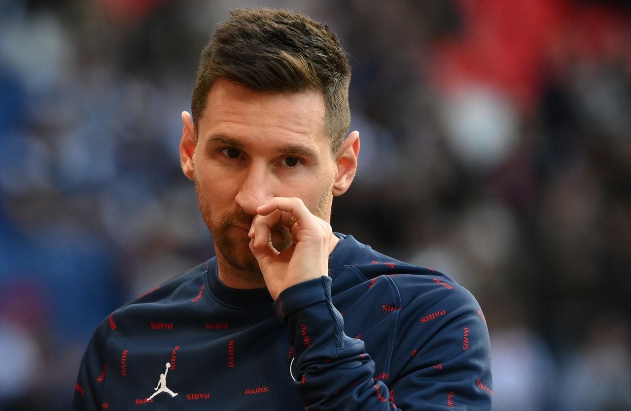 Paris Saint-Germain's Argentinian forward Lionel Messi gestures as he warms up prior to the start of the French L1 football match between Paris-Saint Germain (PSG) and ES Troyes AC at The Parc des Princes Stadium in Paris on May 8, 2022. (Photo by FRANCK FIFE / AFP)