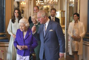 ARCHIVO - En esta foto del 5 de marzo de 2019, se ve en primer plano a la reina Isabel II de Gran Bretaña junto con su hijo, el príncipe Carlos. Detrás de ellos están Catalina, la duquesa de Cambridge; Camilla, duquesa de Cornualles; el príncipe Guillermo, el príncipe Enrique, y Meghan, duquesa de Sussex durante una recepción en el Palacio de Buckingham, Londres. (Dominic Lipinski/Pool vía AP, Archivo)