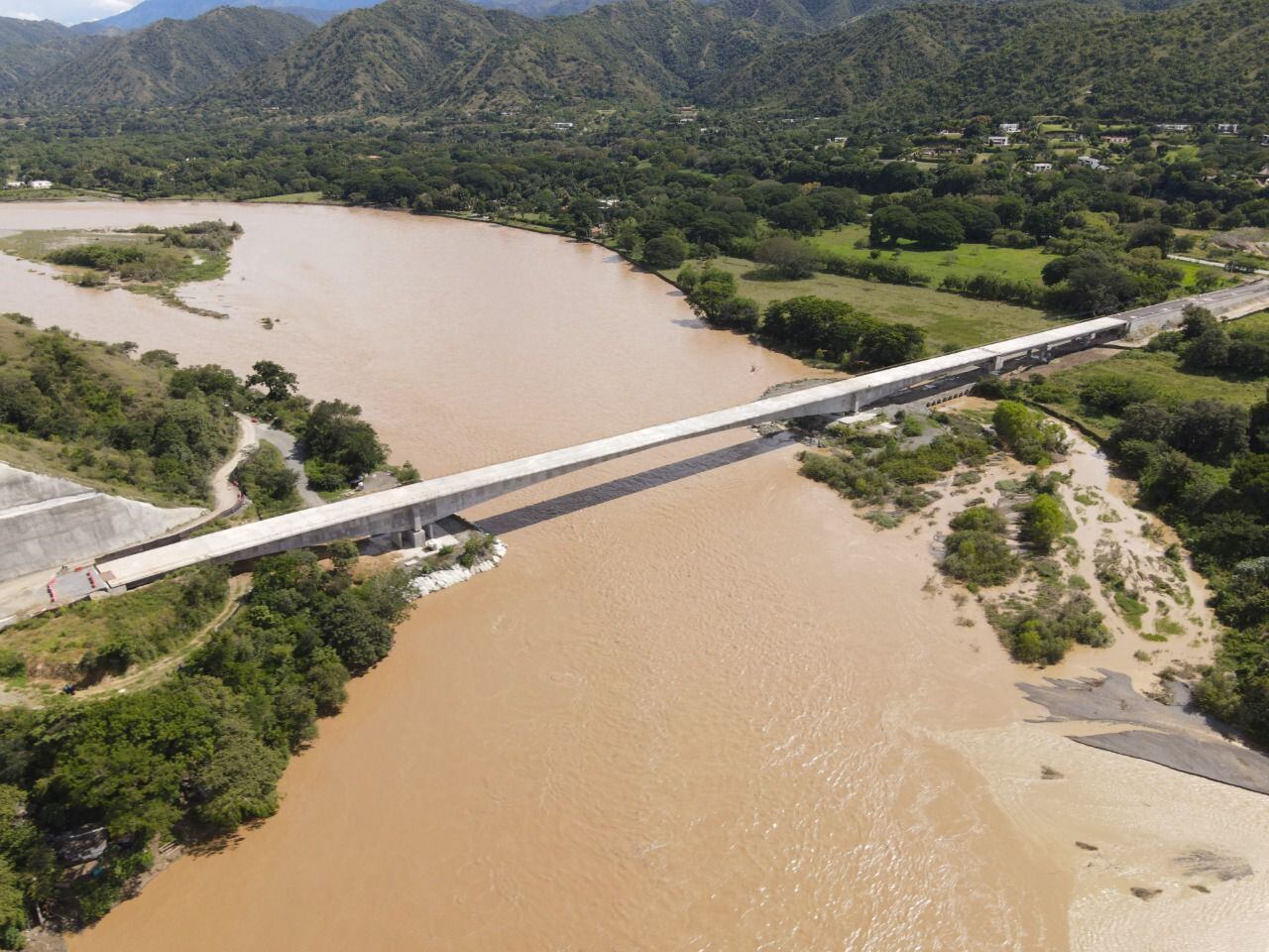 Puente sobre el río Cauca