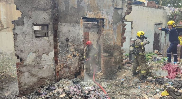 Hallan cuerpo calcinado en medio de un incendio en un lote del barrio San Pascual de Cali.