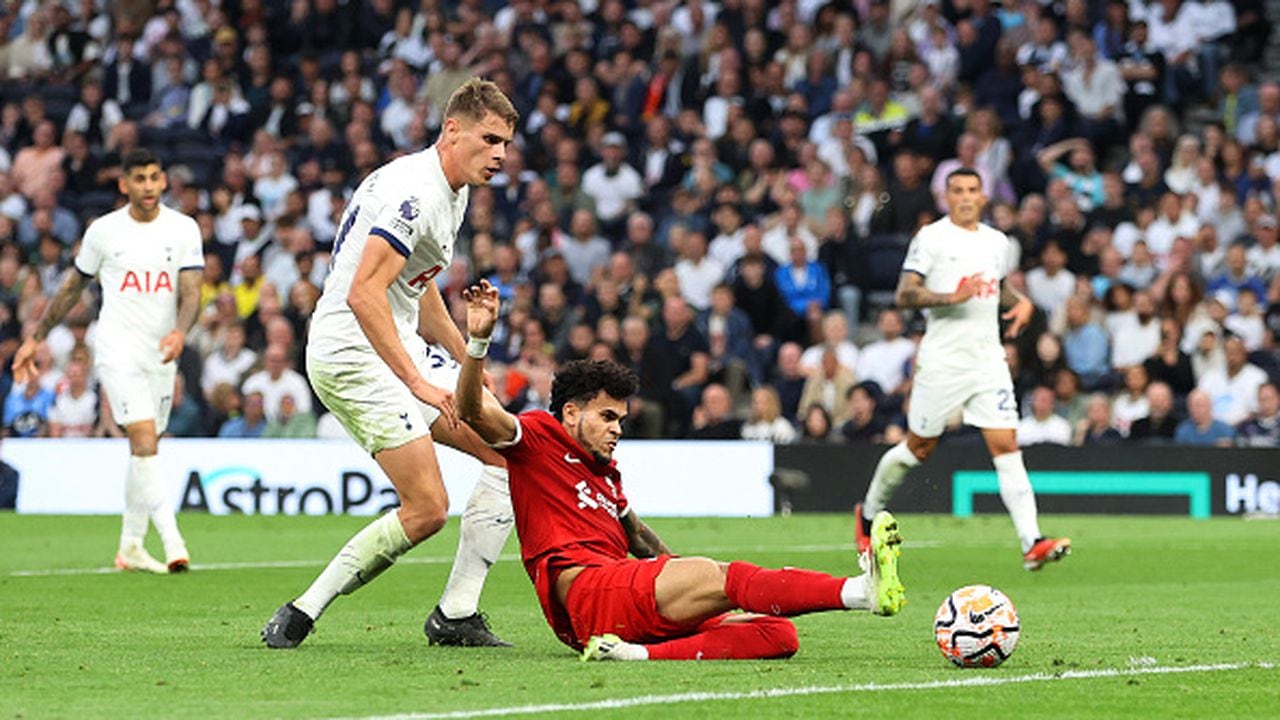 LONDON, ENGLAND - SEPTEMBER 30: Luis Diaz of Liverpool misses a chance during the Premier League match between Tottenham Hotspur and Liverpool FC at Tottenham Hotspur Stadium on September 30, 2023 in London, England. (Photo by Ryan Pierse/Getty Images)