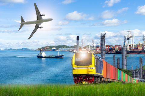 Carga ferroviaria, contenedores, en el contexto del puerto y aviones comerciales, conceptos de transporte