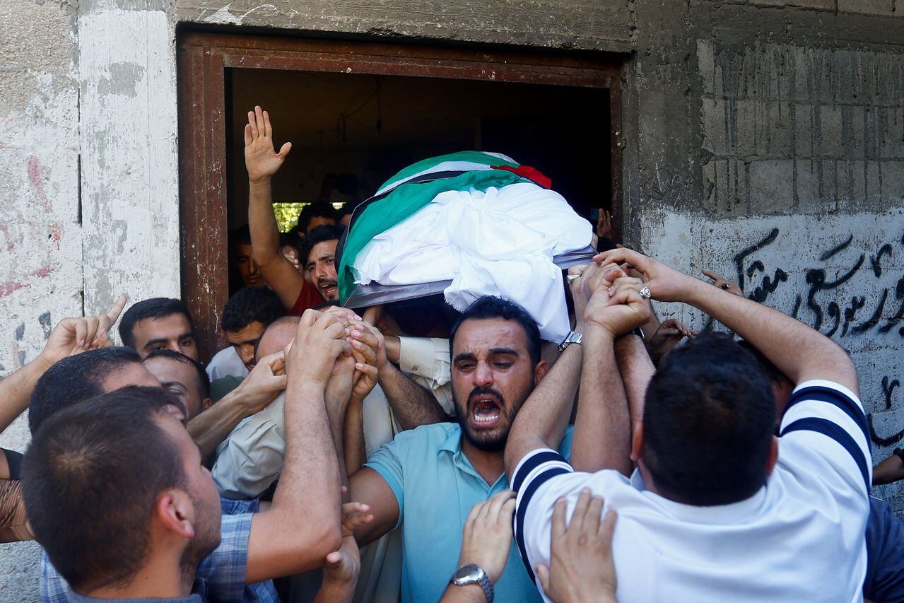 Los palestinos asisten al funeral de Zakaria Abu Maamar, miembro de la oficina política de Hamás, que murió en un ataque aéreo, en Khan Younis, en el sur de la Franja de Gaza, el 10 de octubre de 2023.