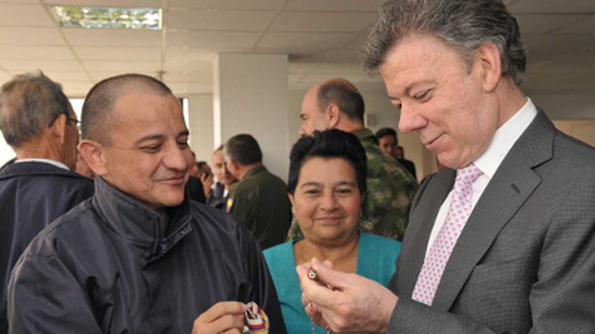 Tras su liberación el sargento José Libardo Forero le regaló un esfero al presidente Juan Manuel Santos. 