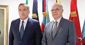    El viceministro de Estrategia, general (r) Ricardo Díaz (izquierda), nombrado por el ministro Iván Velásquez, terminó una reunión con SEMANA, pues este medio de comunicación se negó a firmar un documento de confidencialidad. 