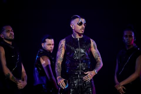El cantante puertorriqueño Rauw Alejandro actúa en el escenario durante la gira mundial Saturno en el WiZink Center el 10 de septiembre de 2023 en Madrid, España. (Foto de Borja B. Hojas/Redferns)
