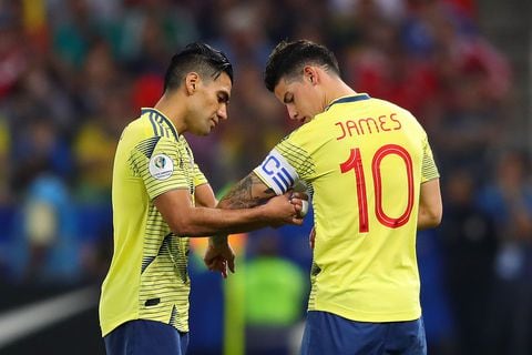 SAO PAULO, BRAZIL - JUNE 28: Radamel Falcao of Colombia passes the captain's armband to team-mate James Rodriguez during the Copa America Brazil 2019 quarterfinal match between Colombia and Chile at Arena Corinthians on June 28, 2019 in Sao Paulo, Brazil. (Photo by Chris Brunskill/Fantasista/Getty Images)