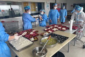 Miembros del personal con trajes protectores preparan comidas para los trabajadores de la sucursal Xujing del hipermercado Carrefour, luego del brote de la enfermedad por coronavirus (COVID-19) en Shanghái, China, en esta imagen sin fecha entregada a Reuters el 20 de abril de 2022.  Foto REUTER/Lu Sunping/Carrefour/ Folleto 