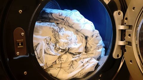 Lavando un cubrelecho en la lavadora