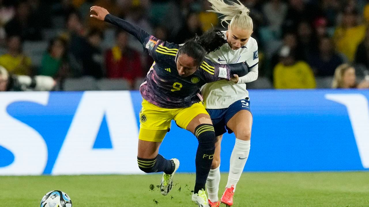 Mayra Ramírez de Colombia, a la izquierda, y Alex Greenwood de Inglaterra desafían el balón durante el partido de cuartos de final de la Copa Mundial Femenina de fútbol entre Inglaterra y Colombia en el Estadio Australia en Sydney, Australia, el sábado 12 de agosto de 2023. (Foto AP/Mark Baker)