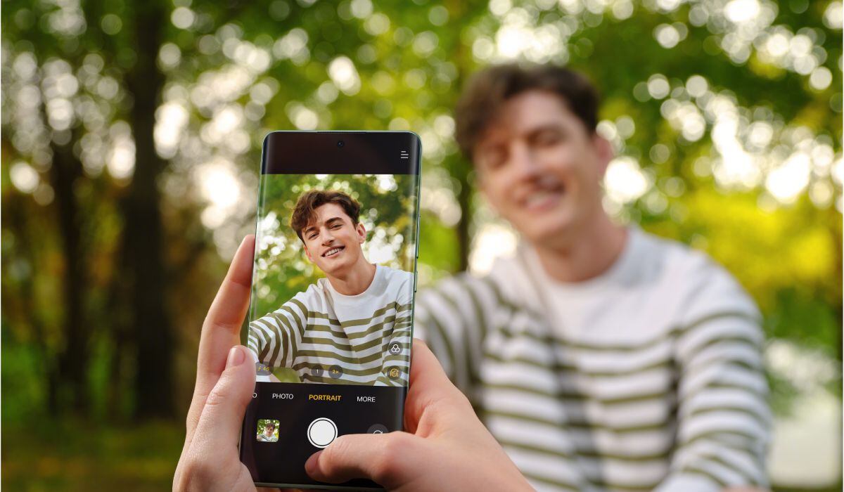 Los smartphones cuentan con una IA que analiza el rostro de las personas para captar selfies de mejor calidad.