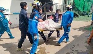 Los equipos de emergencia sacan un cuerpo sin vida del hotel en Camboya que dejó varias víctimas mortales