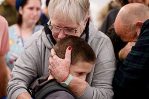 Tal Goldstein-Almog, de 9 años, que fue liberado de la Franja de Gaza el 26 de noviembre después de haber sido tomado como rehén por el grupo militante palestino Hamas durante el ataque del 7 de octubre contra Israel, es abrazado por un ser querido poco después de reunirse con su familia, en Centro Médico Infantil Schneider de Israel en Petah Tikva, Israel