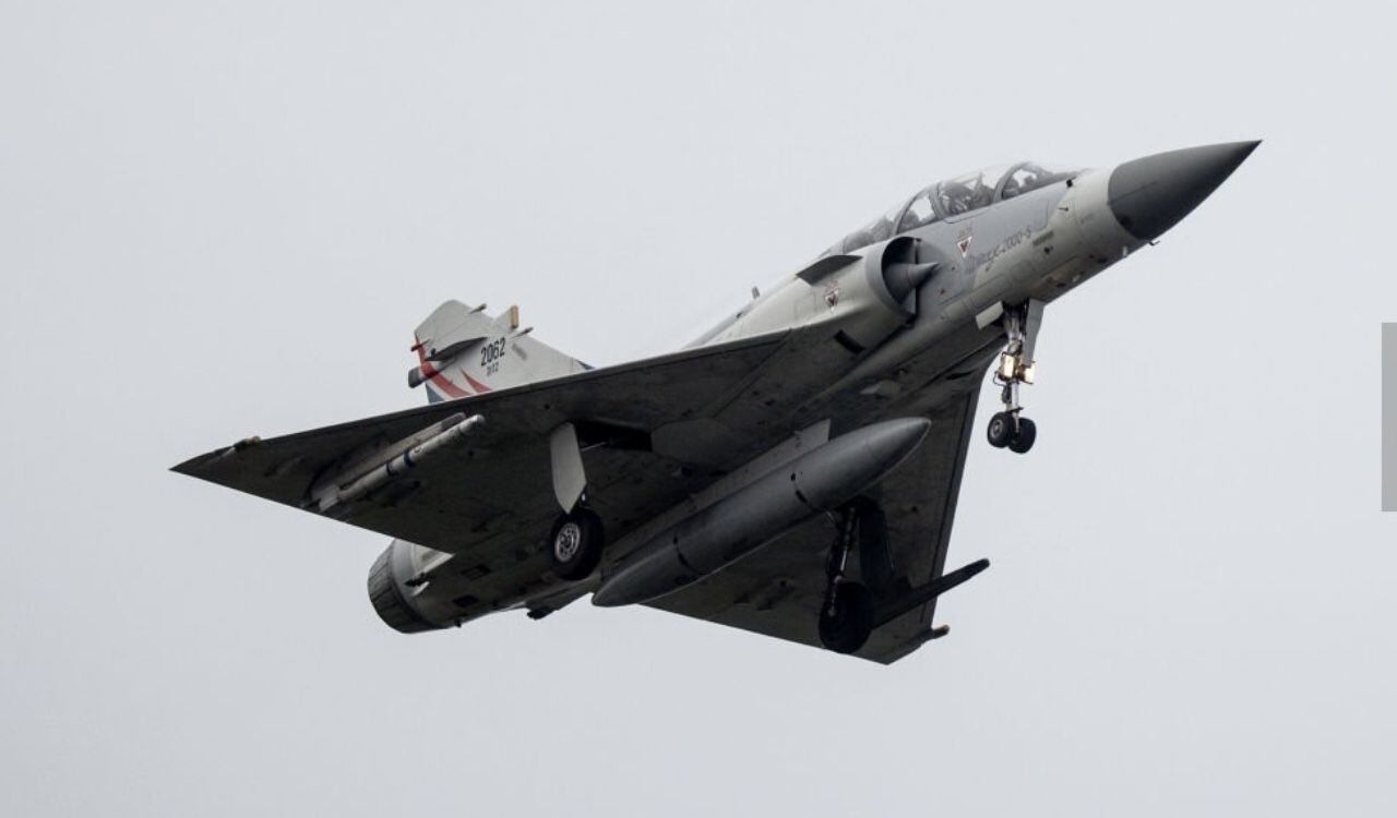Un avión Mirage de la Fuerza Aérea de Taiwán hace reconocimiento del espacio aéreo ante la amenaza constante de aeronaves de China