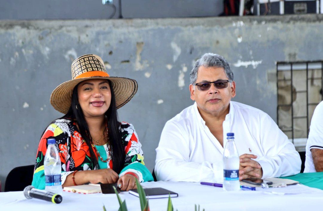 La senadora del Pacto Histórico, Martha Peralta Epieyú y el Superintendente nacional de Salud, Ulahy Beltrán.