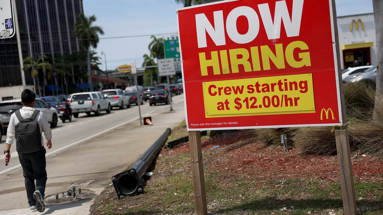 Un cartel de 'Ahora contratando' publicado fuera de un restaurante que busca contratar trabajadores el 05 de mayo de 2023 en Miami, Florida.