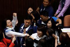 Los legisladores taiwaneses discuten e intercambian golpes durante una sesión parlamentaria en Taipei, Taiwán, el 17 de mayo de 2024.