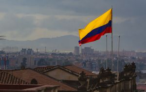 Bandera colombiana con vista al centro de Bogotá