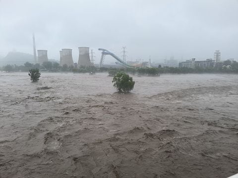 Panorama en el puente Shougang, en Beijing, tras las fuertes lluvias que han azotado China en días recientes.
