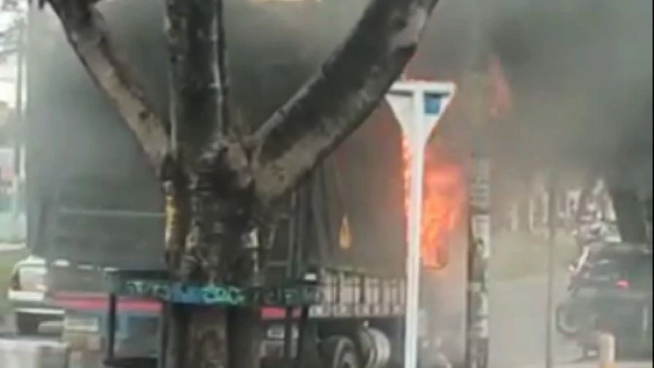 Las autoridades iniciaron las investigaciones por un incendio que se registró en el sur de Bogotá y que afectó a un camión que obligó a la presencia de una unidad del cuerpo de bomberos.