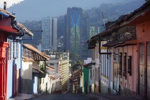 Una vista de los modernos edificios de oficinas de la zona de moda llamada La Candelaria, el barrio colonial de Bogotá, donde ahora acuden muchos mochileros y turistas más jóvenes.
