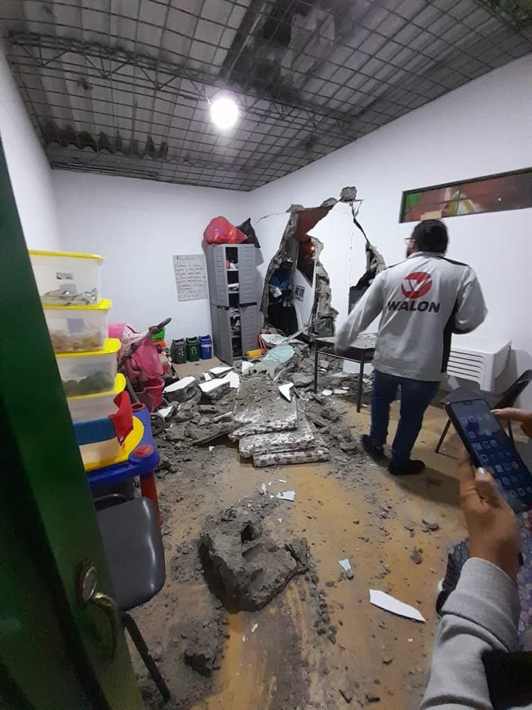 Impactante accidente: camión perdió el control y se estrelló contra un colegio en el barrio Sinaí de Manizales.